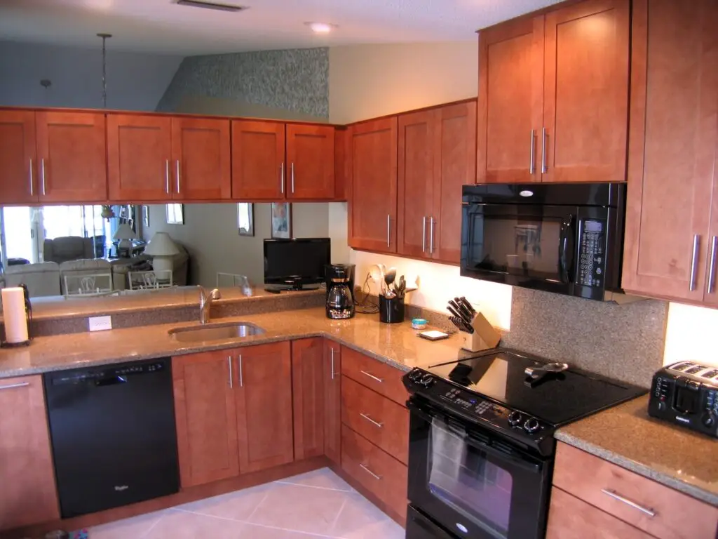 Custom maple kitchen cabinets with contemporary stainless steel bar pulls and flat drawer fronts