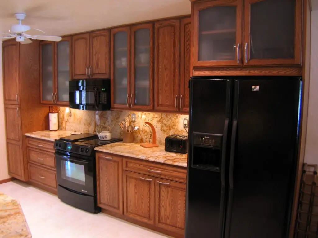 Refrigerator alcove with ergonomic cabinetry design