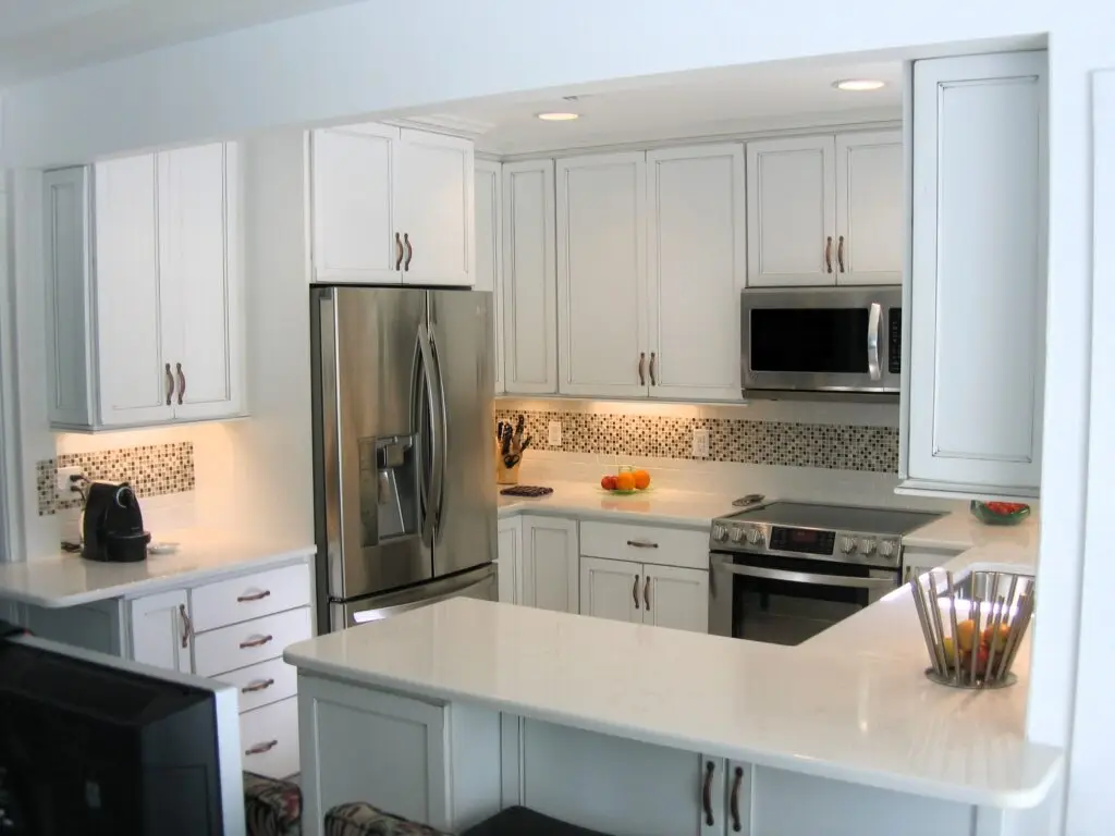 White Cottage finish on Maple Stratford cabinets with mosaic tile backsplash