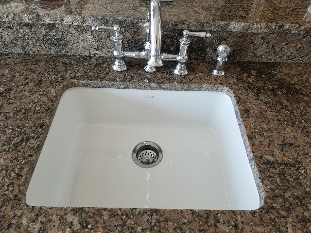 Undermount single bowl sink in cast iron
