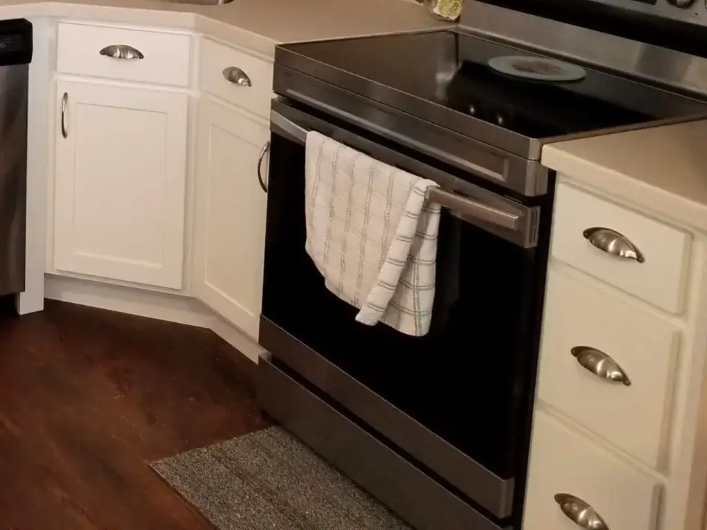 Exposed face frame with traditional overlay cabinet doors