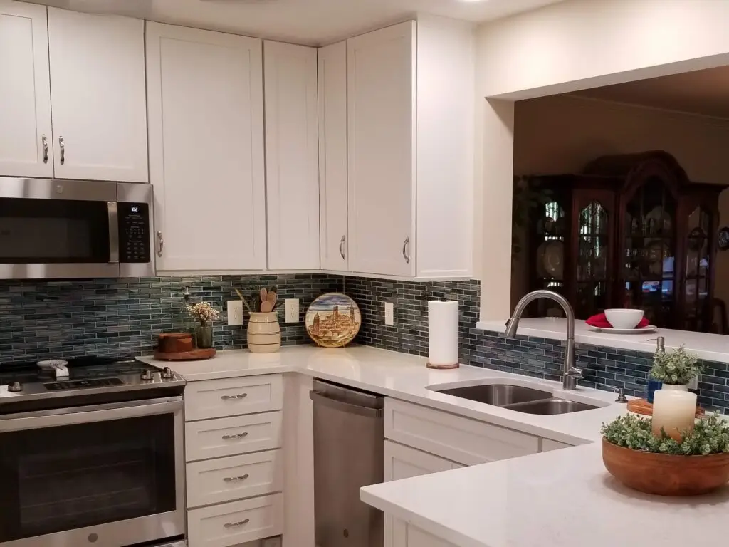 Kitchen remodel with white shaker cabinets and quartz countertops in Bradenton, FL