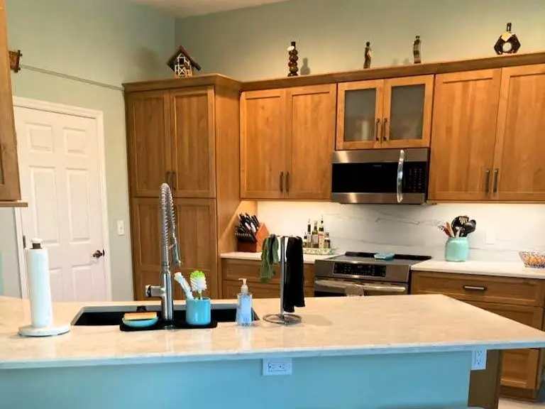 Completed kitchen remodel in Mote Ranch Sarasota with StarMark alder cabinets and Pompeii quartz countertops